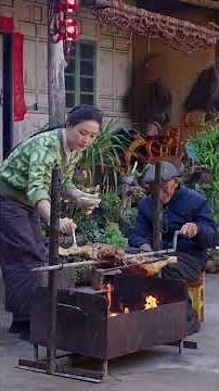 羊腿用调料腌制后，在炭火上直接烤制，中间不停地翻面，再改刀再刷油刷料。烤出的肉外酥里嫩特别好吃【滇西小哥】#shorts#cooking #delicious #滇西小哥 #food #foodie