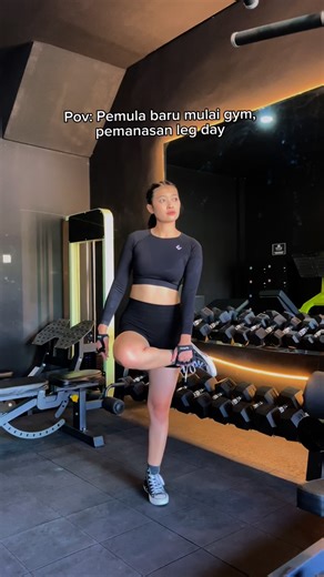 riska on Instagram: "Yang kemarin request tutorial pemanasan sebelum leg day 🦵🔥 Nah, penting bgt nih biar otot ga kaget ❌ Static stretching ➝ bikin otot malah “dingin” & kurang siap. ✅ Dynamic stretching ➝ bikin aliran darah lancar, suhu otot naik, mobilitas & performa lebih optimal."