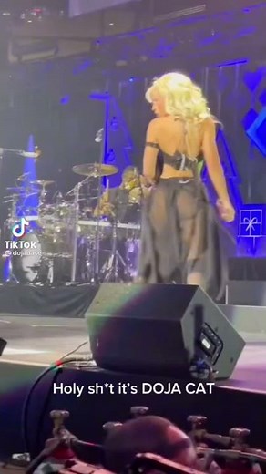 Doja Cat Twerking On Stage!