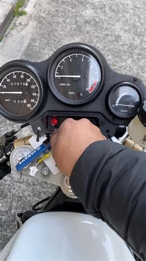 バイク屋 ノイファールト on Instagram: "yamaha R1Z のエンジン始動、吹け上がりも好調になりました！ こちらの車両は自分で修理した後に、エンジンがかからなくなったとのことで入庫しましたが、無事に好調になりました！ どこにお願いしたらいいかわからないことでも、お問い合わせください！！！ #ノイファールト #yamaha #R1Z #旧車 #2cycle"