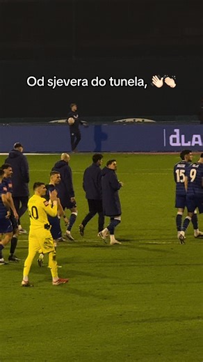Osma plava legenda s 300 nastupa u svim natjecanjima za Dinamo postao je jučer Dominik Livaković. S rekordima neće stati jer će do kraja sezone postati i vratar s najviše nastupa u HNL-u… Ali ono što najviše upada u oko je, kao i u ovom videu, koliko Livi poštuje navijače. Od sjevera do zapada, od prvog do posljednjeg - sve će pozdraviti. Svatko će dobiti pljesak za dolazak na utakmicu, kao da doista čuje i odgovara na sve uzvike njegova imena koji dolaze s tribina. Livi, Livi! Neka ova priča št