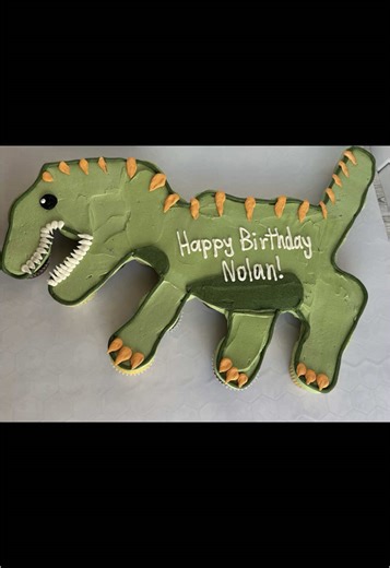 This Trex cupcake cake was so fun to make! #trex #dinosaur #dino #cupcake #cupcakes #cupcakedecorating #dinocake