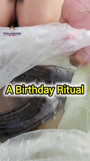 A common Thai way to make merit #thailanguage #learnthai #speakthai #thailand #bangkok