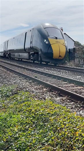 GWR class 800 speeds through Starcross with a nice two tone Penzance to Paddington 800 319 IET