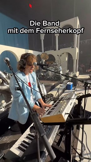 Gestern überzeugte die Band mit dem Fernseherkopf mit ihrer High Quality Synthwave vor 15000 Italo Schlager Tifosi beim Hessentag in Bad Vilbel. Wer wurde Zeuge dieses Spektakels und kann es in den Kommentaren verifizieren? 📺☀️ Danke an @abbrunzatissima für die Bühne ❤️ #italoschlager #roybiancounddieabbrunzatiboys #hessentag #konzert #livekonzert #band #newcomerband #newcomer | TIAVO
