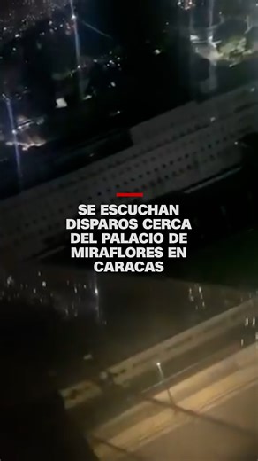 La noche del lunes se escucharon disparos en Caracas, cerca del Palacio de Miraflores. Videos geolocalizados por CNN muestran lo que parecen ser luces de drones y fuego antiaéreo sobre el cielo nocturno, mientras los disparos se escuchan resonando por las calles. CNN se ha puesto en contacto con las autoridades venezolanas para obtener más información y espera su respuesta. | CNN en Español