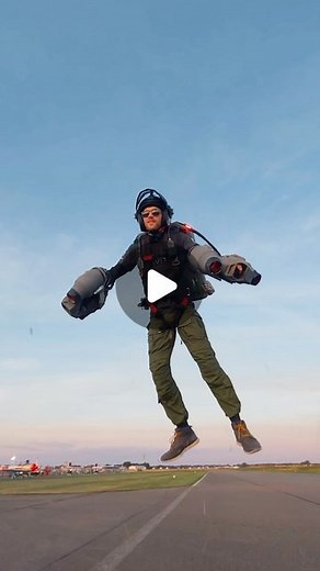 Gravity Industries on Instagram: "@jettisam @horizon_hobby @jedeye_fpv 🚀👊 #jetsuit #jetpack #rcjets #flight #innovation"