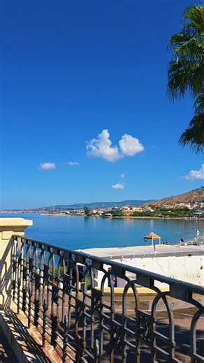 GUARDATE CHE SPETTACOLO CHE C’È OGGI QUI! 😍 Non potevo non venire in questo splendido posto. Davanti a un panorama così, ormai, davvero non ci sono più parole… mozzafiato è dire poco. Ve lo faccio vedere un po’ con i miei occhi e vi mando questo breve saluto. Poi vi racconto cosa farò stasera e tutto quello che ci sarà. Perché qui, quando arriva la sera, succede sempre qualcosa di bello da vivere insieme. ❤️ #reggiocalabria #calabria #lungomare #sud #viral