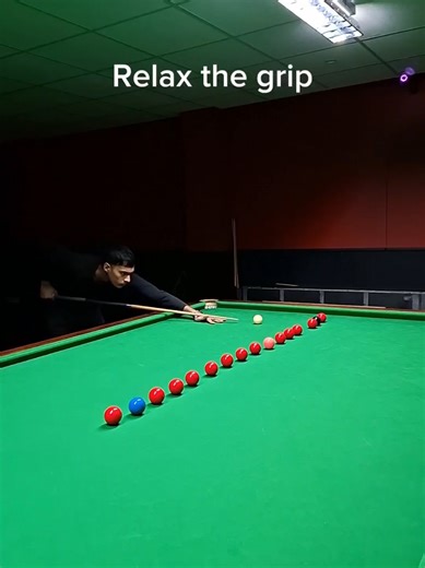 Relax the grip. Let the cue swing. 🎱 Cleaner contact comes from less effort. #snooker #snookertips #cueaction #snookercoach #snookerskills