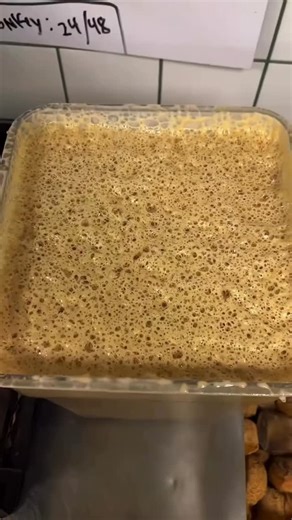 CROSS on Instagram: "Follow @Crossreposts or 1 week of bad luck. 日本利用压电瓷砖将脚步转化为电能。这些瓷砖捕捉来自你脚步的动能。当你行走时，你的重量和动作会对瓷砖产生压力。瓷砖会轻微弯曲，从而产生机械应力。瓷砖内部的压电材料将这种应力转化为电能。每一步都会产生少量电荷，而数百万步结合在一起就能产生足够的电力来驱动 LED 灯、数字显示屏和传感器。在像涩谷车站这样繁忙的地方，每天大约有 240 万个脚步为这一系统作出贡献。这些电能可以被储存或立即使用，从而减少对传统电力来源的依赖，并支持可持续的城市基础设施。这种方法将日常运动转化为实用的可再生能源 #日本 #知识 #事实 #你知道吗 #推荐 #科技 #创新 #历史 #技术 #实验 #热门 日本利用压电瓷砖将脚步转化为电能。这些瓷砖捕捉来自你脚步的动能。当你行走时，你的重量和动作会对瓷砖产生压力。瓷砖会轻微弯曲，从而产生机械应力。瓷砖内部的压电材料将这种应力转化为电能。每一步都会产生少量电荷，而数百万步结合在一起就能产生足够的电力来驱动 LED 灯、数字显示屏和传感器。在像