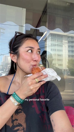 oahu day 1: playing tourist in waikiki, leonard’s malasadas, and foodland poke! stay tuned for day 2 ✨🌺🐬