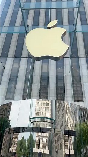 Walking Down into the Iconic Glass Cube of Largest Apple Store Fifth Avenue 🍎 #luxurytravel #apple