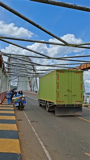truk besar lewat jembatan