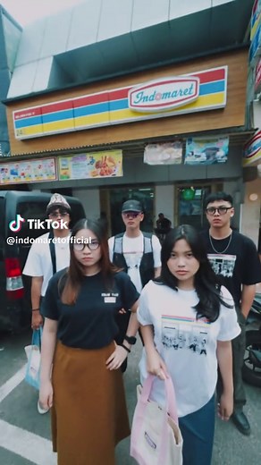 Your daily fit starter pack is here 👀⚡ Mulai dari T-shirt, kaos kaki, sampai canvas bag, semua ada di koleksi FitComm #FromStoreToStreet 👕 Dapatkan di Indomaret Fresh pilihan dan Klik Indomaret! Kamu udah koleksi yang mana aja nih? 👇 #Indomaret #KlikIndomaret #FitComm