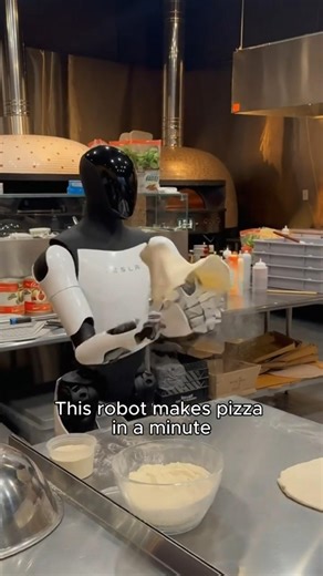 Robot making pizza.. #robot #pizzalover #trending