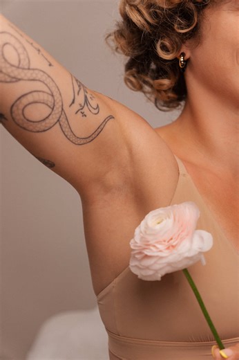 In process...💕 If you're a sugar newbie, sugaring your underarms is a great way to start before the brazilian💜 #sugaring #sugaringhairremoval #torontowaxing #torontohairremoval #sugaringwax