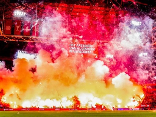 Pyro show escalates: Ajax Amsterdam match abandoned