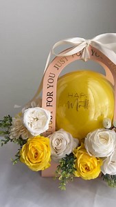 Yellow! Perfect colour for summer 💛☀️💛 . . #yellowballoons #flowerballoon #gtaballoons #customballoons #balloonacademy #balloontutorial #mothersdaygifts #mothersday y | Balloon Art Decoration