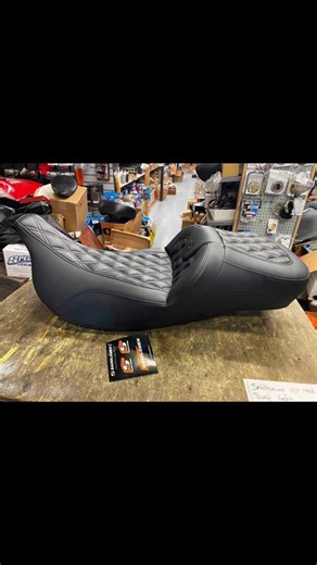 SADDLEMEN Roadsofa Extended Reach Seat Harley Touring FLH Street Road Ultra Glide Lattice Stitch - Carbon Fiber - FL '08-'24 part # 0801-1696 SaddleGel™ in front and rear reduces tailbone pressure and increases circulation and comfort for both driver and passenger Tall lumbar support and wide driver saddle supports the back and legs for superior comfort, while the streamlined nose improves the rider's reach to the ground Refined split-cushion design separates the seating surface from the lumbar 