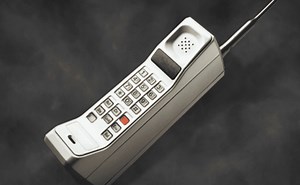 ¿Cuál fue el primer teléfono celular del mundo y en qué año se inventó?