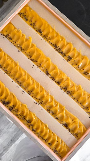 🍁🍂 New Fall Soap! 🍂🍁 This recipe is by @muddymint, and the second I saw it, I knew I had to make it. It’s a brine soap (also called soleseife), where sea salt is dissolved right into the hot lye water. The result? A smooth, hard bar that feels creamy in your hands and gives a lotion-like lather. And the scent… oh my goodness. The essential oil blend is divine—clary sage takes center stage here, and it’s one of those scents that feels grounding, fresh, and a little unexpected in soap. Paired 