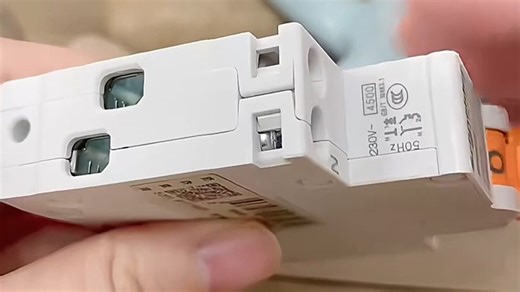 施耐德电气漏电保护器，型号C65N，断电灵敏度高，稳定性好，家庭用电更安心，有效预防电路故障，使用后体验佳。