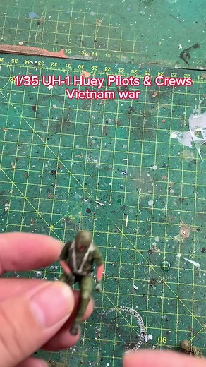 1/35 UH-1 Huey Pilots and Crews, Vietnam war #probuiltmodel #scalemodel #paintedminiatures #uh1huey #pilot #gunner #crews #helicopterpilot #vietnamwar #diorama