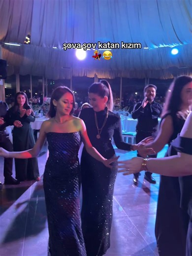 Eğlenceli Mezdeke Performansı ile Şov Zamanı