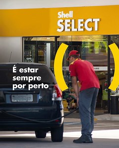 Na Shell Select, você tem variedade de produtos, ofertas e o melhor: sempre tem uma por perto. Vá lá e aproveite. Descrição do vídeo #PraCegoVer: o vídeo começa com a imagem de uma mulher segurando sua filha no colo. Ela sorri enquanto a filha beija seu rosto. Sobre a imagem, temos o título: "PRATICIDADE mesmo". Na sequência, a imagem é substituída por um frentista abastecendo um carro em frente a fachada de uma Shell Select. Ele é destacado por um enorme parênteses e do lado está o texto: "É es