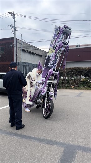 ダサいカッコ悪いのは自分でもわかるけど人生最後ぐらい自分の最後にしたいことをしたくてここまでした。 この統一感が誰にも負けないと思うし人に負けないぐらい行動力もあると思うしダサいとかいうやつより楽しんでると思う。 ここまでなるのにいろんな人に迷惑かけてきたけど今は自分でなんでもできるし大人だから大人しく成人式に行くではなく僕は逆に最後の式と思って気合い入れました。 俺より不幸に育った人間なんかいません。言わせて欲しいのは住んどる世界が違うと思ってます、成人式ぐらい好きにさせて、今年の全国は俺が取ります。1人でここまできまってる人他にいますか！？ #福岡 #05 #福岡1のインキャ #ザリ #成人式仕様