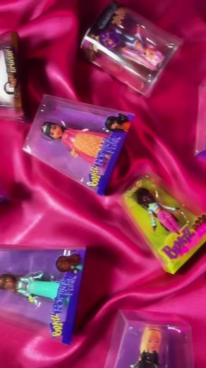 In my ideal alternate universe I’d be unboxing mini bratz all day! ☁️ head to the link in our bio to shop 👄 #bratz #minibratz #funsize #minislay