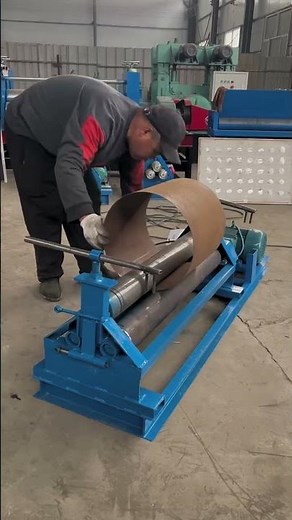 Electric plate rolling machine operation demonstration: rolling cylinders.