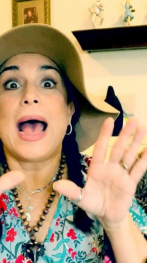 De lo sublime a lo “vulgar” ha sido el trayecto penoso de la música . Se entiende El paso del tiempo , las tendencias y El progreso de todas las formas pero ME REHUSO a aceptar la basura en cualquiera de sus modalidades.No niego que hay muchas canciones que he disfrutado , bailado y hasta cantado de Reggaetón el cual puedo apreciar en su mayoría . Pero no voy a aceptar por nada en el mundo que letras tan procaces , crudas , misóginas y HUECAS sean premiadas y más aún celebradas por una instituci