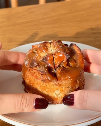 Lua Pastry Studio | Десерты и торты | Алматы on Instagram: "Возможно, многие уже заметили новинку на наших витринах ✨ Датский яблочный кекс – мягкий, ароматный и очень домашний🤎 • Көпшілігіңіз жаңа десертті байқап үлгерген шығарсыз ✨ Дат стиліндегі алма кексі — жұмсақ, хош иісті әрі өте үйдегідей 🤎"