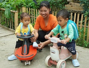 33K views · 781 reactions | The joy of the children when having beautiful backpacks, Poor Single mother raises two children. | binsel Noernbi | Facebook