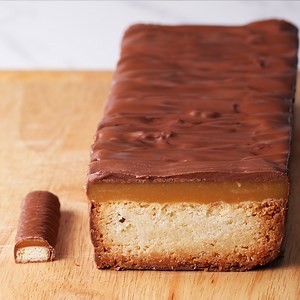 Go big or go home with this giant caramel candy bar cake! 🍫 ➡️ https://tasty.co/recipe/giant-caramel-candy-bar-cake | Tasty UK