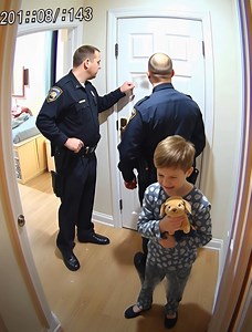 😨😨Un bambino ha chiamato di nascosto il 911 a causa dei genitori nella stanza — ciò che la polizia vide li fece rimanere senza parole Quando l’operatore riferì della chiamata di un bambino, il cuore ebbe un sussulto. La voce al telefono era sottile e tremante: «La mamma e il papà… sono nella stanza. Per favore, venite presto». Sapevamo che non si poteva aspettare. Alla porta ci accolse un bambino, pallido come un foglio di carta. A stento teneva il cane al guinzaglio e sussurrò: «Siete arrivat