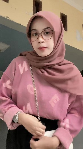 Stylish Outfit Showcase: Pink Hoodie and Black Pants