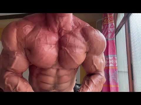 FREAK MUSCLEMAN A LOT OF VEINS THIS IS POWERFULL I AM MAXIMO