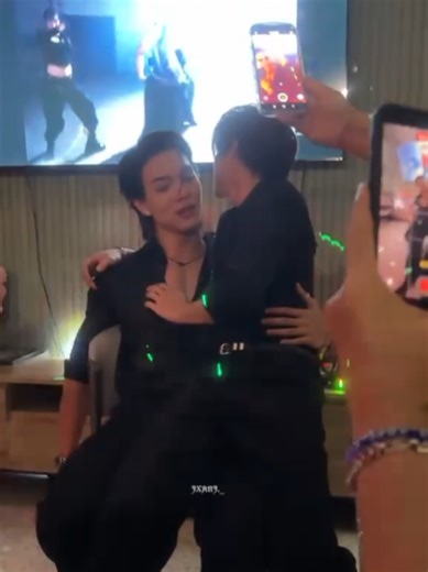 Oat is really brave doing the lap dance on Boat, isn't he?#boatoat #lapdance #mlm #zxycba @🤍Yong_yutt🤍 @Oatpasakorn
