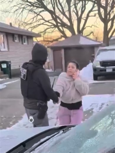 📍Testigos grabaron el momento en que una mujer fue interceptada por agentes migratorios cuando se dirigía a su auto en la zona de Columbia Heights, en #Minnesota. La mujer pedía ayuda por teléfono indicando que sus hijos se encontraban solos en el interior de la casa, mientras era retenida por uno de los oficiales. Momentos después un hombre llegó al lugar y fue esposado y arrestado por las autoridades. La mujer fue liberada.