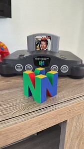10K views · 402 reactions | Nintendo 64 ♥️ Une de mes consoles pour laquelle je suis le plus nostalgique ! La N64 avec son logo iconique ! L’impression 3D demande de changer à chaque couche la couleur pour les 4 couleurs donc autant dire que ça prends du temps ! Mais je trouve le résultat génial ! Et les couleurs de @polymaker_3d sont parfaites ! Je les ai imprimé sur mes Bambu X1C #n64 #logo #nintendo64 #nostalgia #nostalgie #gamer | 3Demoniak | Facebook