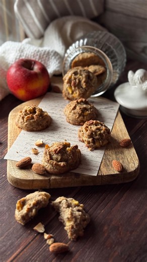 Raffaella Toia - Racconti di Cucina on Instagram: "Se pensi che senza glutine significhi senza sapore..questi biscotti con mele e mandorle ti faranno cambiare idea 😉 Il gusto nocciolato del grano saraceno, la dolce leggerezza della farina di riso, la croccantezza delle mandorle e la nota fresca della mela. Caratteri diversi che, fondendosi con fiducia, danno vita a dei biscotti senza glutine incredibilmente buoni ♥️ Salva la ricetta e gustali per rendere speciale la tua pausa caffè 😉 Ingredien