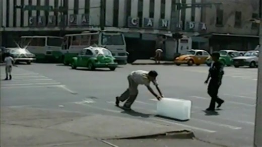 Francis Alys 推冰块的人