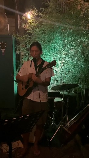 去了一个CouchSurfing meeting，然后被新认识的当地朋友“推”上了舞台.他们想听，我也愿意来。奉上了我两年来一直还没录的《人本性渣》。还有…