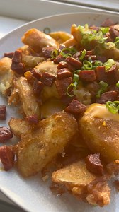 How to make proper crispy wedges and leave soggy limp wedges as a thing of the past! Coupled with a nacho cheese sauce recipe… what more could you want! | dadthedish