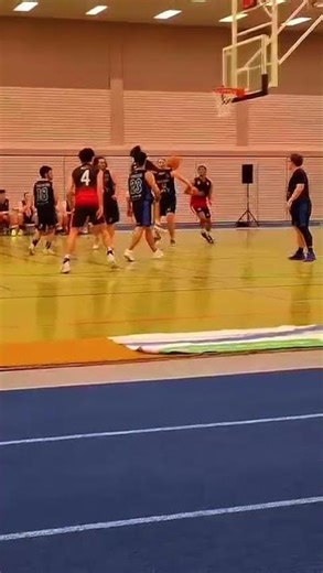 JL dribbelt durch die ganze Abwehr 🏀