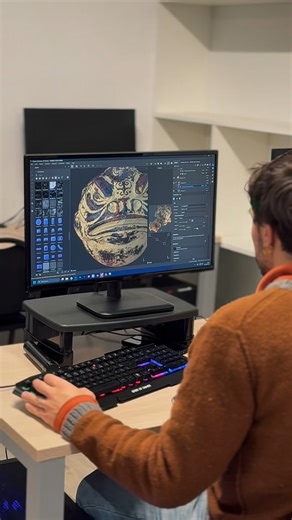 Aujourd’hui, focus sur le cours de uvs textures avec Elric Darmois-Guennou ! Nos premières années découvrent les bases essentielles pour déplier, texturer et donner vie à leurs modèles 3D. #artside #artsidegameartschool #concept #conceptart#conceptartist #environment #environmentart #chara#character3d #2d #3d #gameart #videogame, #art, #digitalart #conceptartist #environmentartist #characterartist #school #student | Artside