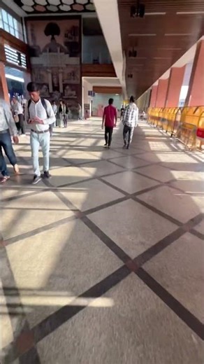 Funny escalator prank😂wait for end 😜 #shorts #comedy #funny #viral #escalator