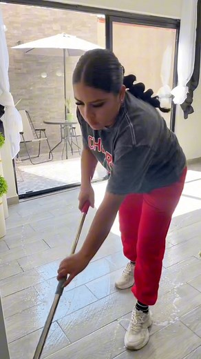 2.1M views · 18K reactions | Así trapea con mucho vinagre, sal , cloro agua  caliente, y canela #viralchallenge #viralpost2025 #viralpost2025 #minivlogger #AmasdeCasa #viralreelschallenge2025viralreelschallengejaiviralreelschallengeviralreelschallenge #viralreelsシ #rellsfacebook #viralchallenge #hogar #momlife | Miriam Esquivel | Facebook